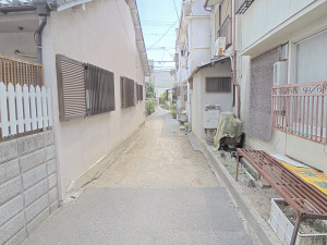 東側前面道路(幅員約2.4m) 東側前面道路(幅員約2.4m)